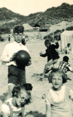 K with sisters on the beach